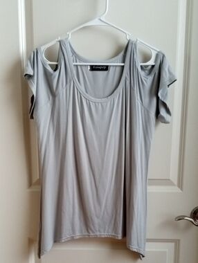 NWOT Relipop Light Gray Cold-Shoulder Short Sleeve Tee. Size Large.